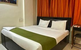 Deluxe Inn - Near Kokilaben Dhirubhai Ambani Hospital